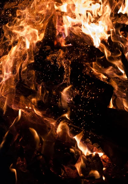 Arka planda yanan kömür — Stok fotoğraf