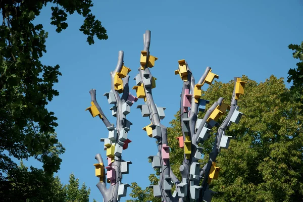 木の枝に鳥かご 都市公園の景観デザインにおける芸術的インスタレーション 都市環境における工芸品 — ストック写真