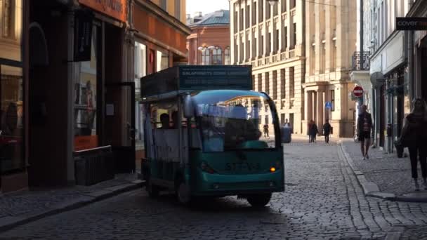 Riga Letland September 2021 Toeristen Bezoeken Hoofdstad Lopen Een Geplaveide — Stockvideo