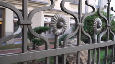 Metal çit klasik tasarım elementleri. Şehrin tarihi merkezinde bulunan antika tarzda eskrim numunesi. Şehir ortamında sokak tarafından bir manzara.