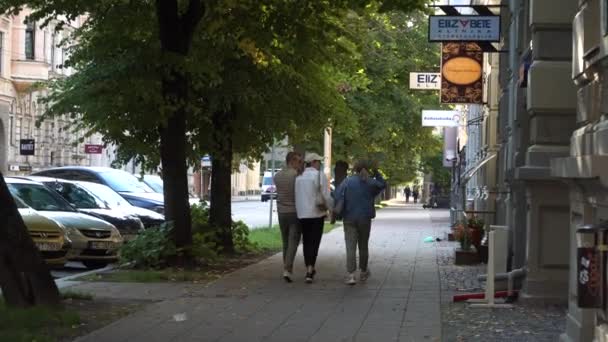 Riga Lettonia Agosto 2021 Persone Del Ventunesimo Secolo Ricreazione Stile — Video Stock