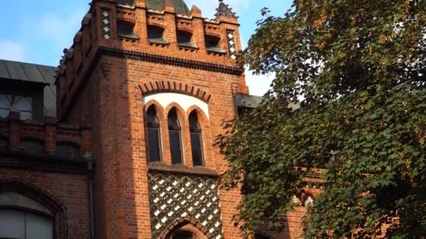 Letonya Sanat Akademisi Kırmızı Tuğlalardan Yapılmış Neo Gotik Kule Cephesi — Stok video