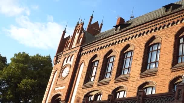 里加市艺术学院 位于拉脱维亚首都埃斯普拉德公园 新哥特风格的红砖建筑的原初漂亮立面 — 图库视频影像