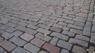 Eski kasaba caddesindeki tarihi taş kaldırımın manzarası. Kadim yol altyapısında özenle tasarlanmış kaya örneği.