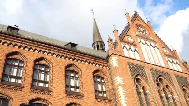 新哥特风格的建筑美丽的样品 位于欧洲拉脱维亚首都里加市的艺术学院建筑 建于1902 1905年 立面装饰元素的低角度视图 — 图库视频影像