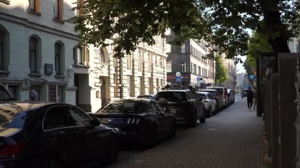 Riga Letonya Ağustos 2021 Kasabada Günlük Araç Trafiği Güneşli Bir — Stok video