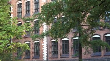 Letonya Sanat Akademisi kırmızı tuğla bina cephesi. Riga 'nın tarihi merkezindeki en önemli mimari ve kültürel eserlerden biri olan Neo-Gotik tarzda inşa edilmiş bir ev..