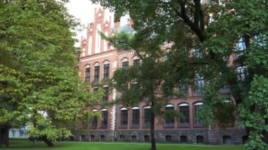 Letonya Sanat Akademisi kırmızı tuğla bina, Neo-Gotik tarzında inşa edilmiştir. Bir ev Riga 'nın tarihi merkezindeki en önemli mimari ve kültürel anıtlardan biridir..