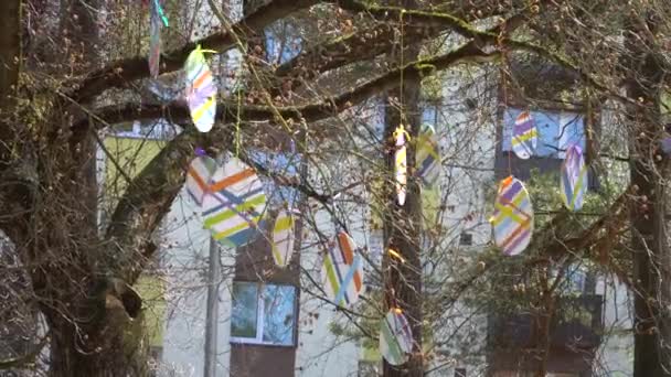 Urban Landscape Design Easter Decors Town Colorful Decorative Eggs Tree — Stockvideo