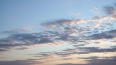 Mavi gökyüzü akşam veya sabah bulutlu panoramik manzara