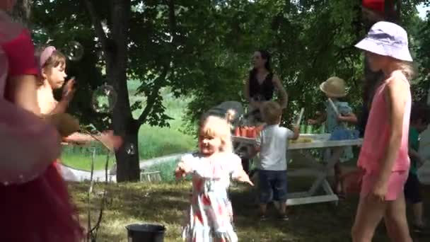 Dobele Latvia July 2022 Attraction Children Large Soap Bubbles Fun — Stockvideo