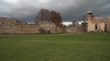 Dobele Kalesi Panorama 'da taş duvar kalıntıları bu antik Livonya düzen binalarının bölgesinde bulunuyor. Letonya, Avrupa 'daki en ünlü ortaçağ kültür mirası..