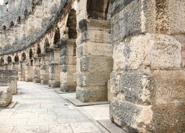 Antik Roma amfitiyatrosunun (Arena) içinde bir duvar parçası 