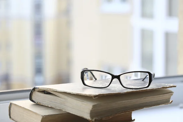 Livres et lunettes — Photo