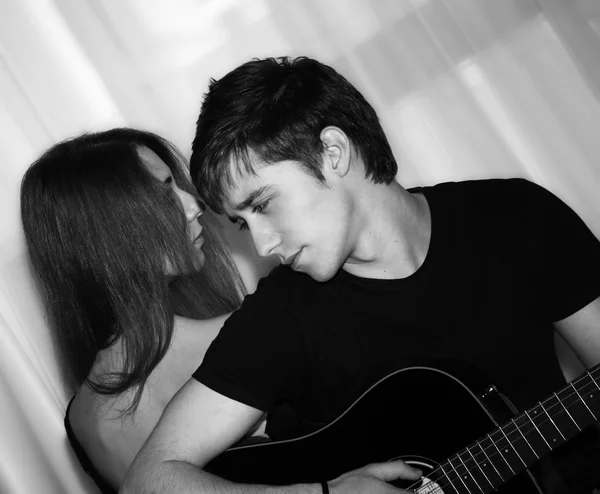 Uomo con chitarra, donna — Foto Stock