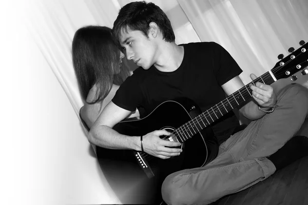 Hombre con guitarra, mujer — Foto de Stock