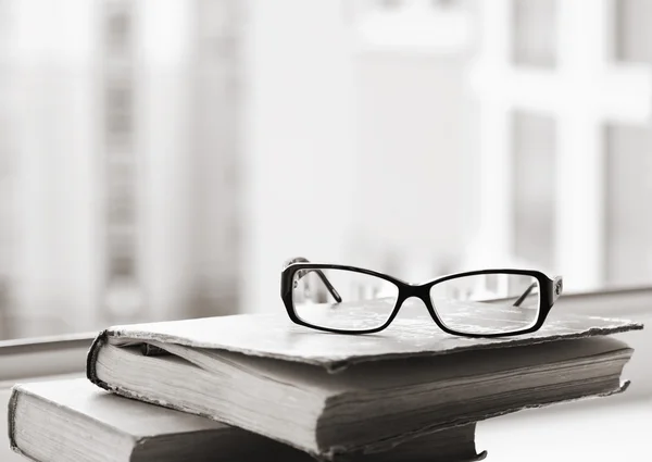 Livres et lunettes — Photo