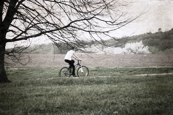 Bild i grunge stil, cyklist — Stockfoto