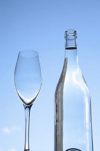 Flasche Wasser und Weinglas — Stockfoto