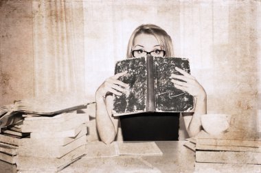 retro tarzı, kütüphanede kız resimleri