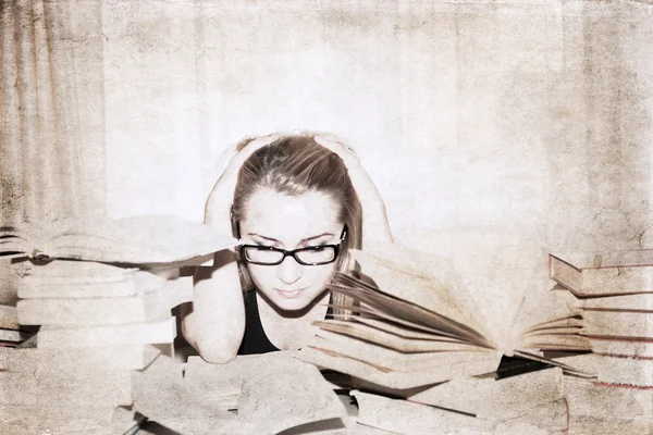 Oeuvre dans un style rétro, fille dans la bibliothèque — Photo