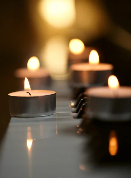 Velas encendidas y pianoforte — Foto de Stock