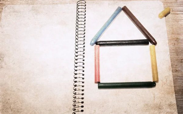 Oeuvre d'art dans le style grunge, maison faite de crayons de couleur — Photo