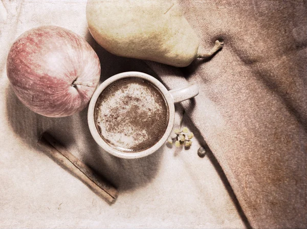 Произведения искусства в гранж стиле, чашка кофе, яблоко, груша, корица — стоковое фото