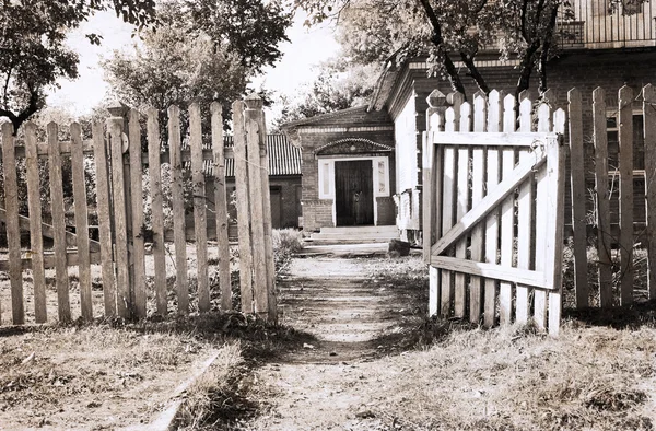 Arte em estilo retro, casa velha no país — Fotografia de Stock