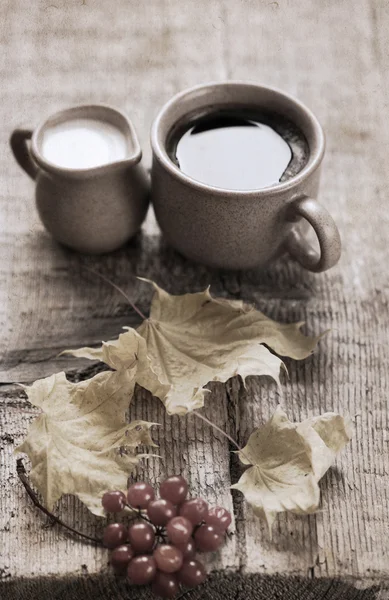 Konstverk i retrostil, kopp kaffe, mjölkkanna, gula blad, — Stockfoto