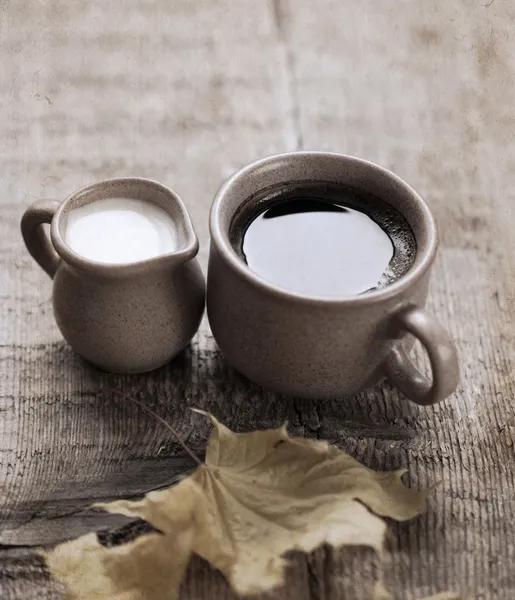 Opera in stile retrò, tazza di caffè, brocca di latte, foglie gialle , — Foto Stock