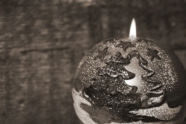 Novoroční dekorace, hořící svíčka — Stock fotografie