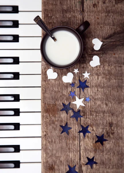 Milch und Pianoforte — Stockfoto