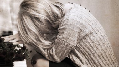 Eski tarz sanat eserleri, kız ve piyano.