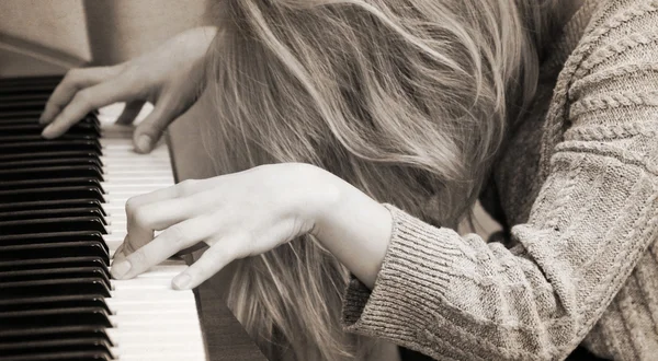 Opere in stile retrò, ragazza e pianoforte — Foto Stock