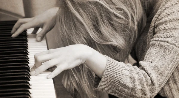 Grafika w stylu retro, dziewczyna i fortepian — Zdjęcie stockowe