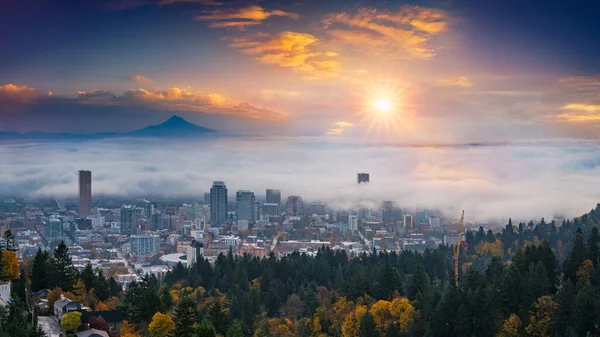 Egy Fénykép Hood Portland Belvárosában Gördülő Köd Őszi Lombozat Ragyogó — Stock Fotó