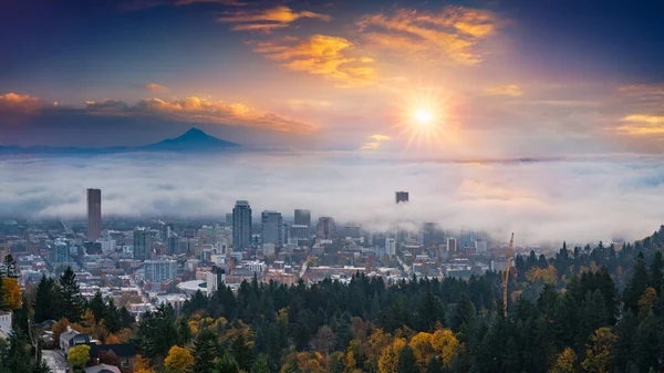 Una Fotografía Capucha Portland Centro Con Niebla Follaje Otoño Brillante Imágenes De Stock Sin Royalties Gratis