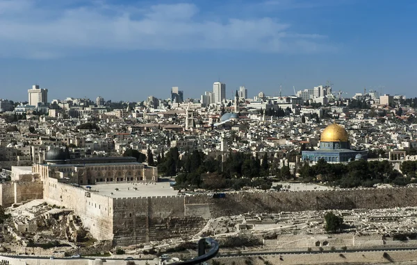 Panorama from Mount of Elives with the Dome of the rock and the old city wa — стоковое фото