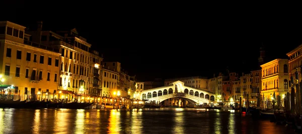 Rialto híd Velencében, Olaszországban — Stock Fotó