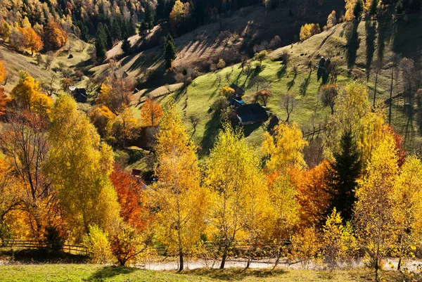 Paisaje de pueblo en Rumania — Foto de Stock