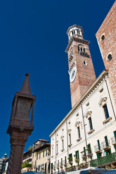 Piazza erbe v verona — Stock fotografie