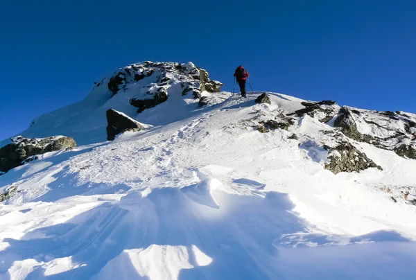 Senderismo en la montaña — Foto de Stock