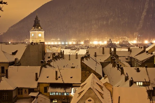 Brasov centro em uma noite de inverno, Romênia — Fotografia de Stock