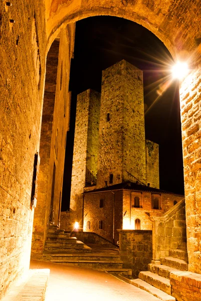 Strade di San Gimignano, di notte — Foto Stock