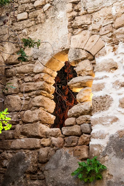 Старое окно в Яффо, Израиль — стоковое фото