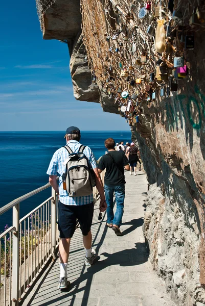 Via del amore - cinque terre turistlere — Stok fotoğraf