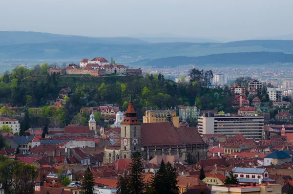 Вид с воздуха на центр Брашова — стоковое фото