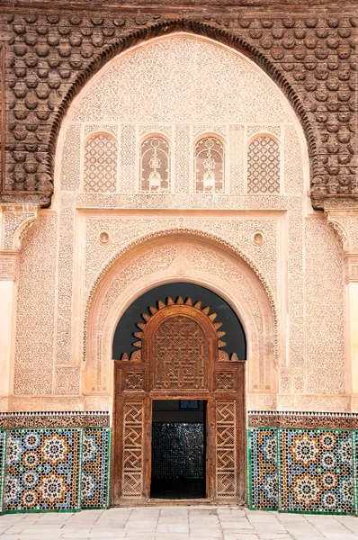 Vstupní dveře dekorace v marrakech, Maroko — Stock fotografie