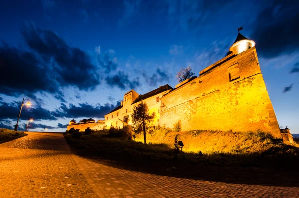 Citadel van brasov in de nacht, landmark van brasov — Stockfoto